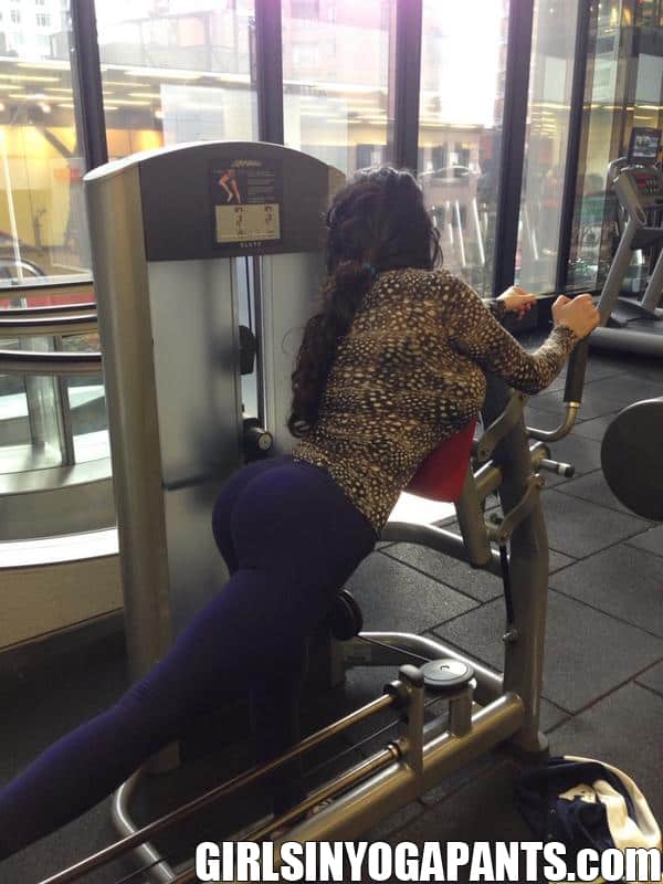 amy-anderson-in-yoga-pants1