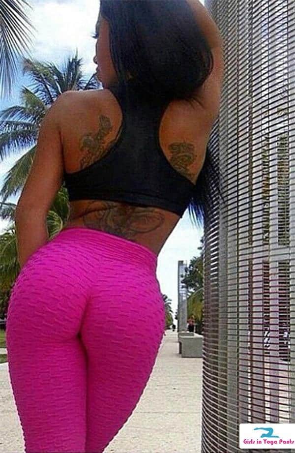 Tattooed chick in super-tight pink yoga pants - Girls In Yoga Pants