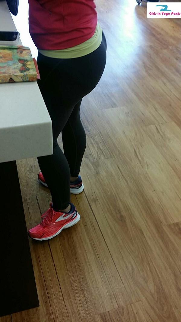 creep shots verizon yoga pants shot girlsinyogapants booty