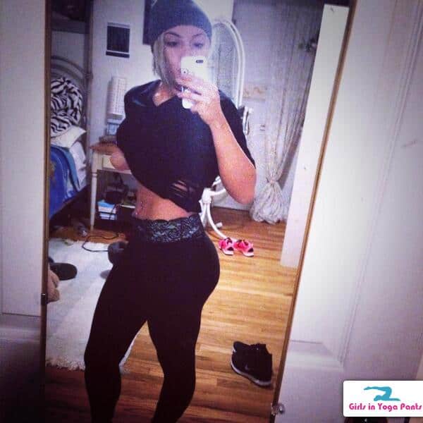 11 Reasons You Should Already Be Following This Cute Stoner On Twitter Hot Girls In Yoga Pants