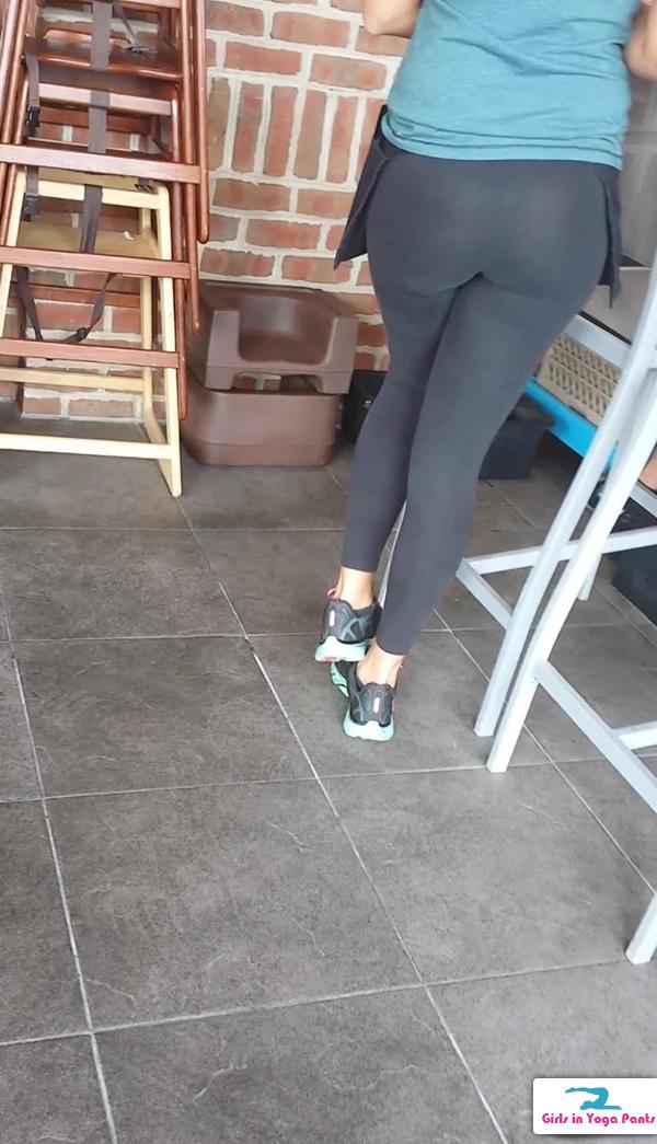 With An Ass Like That This Waitress Wears Yoga Pants To