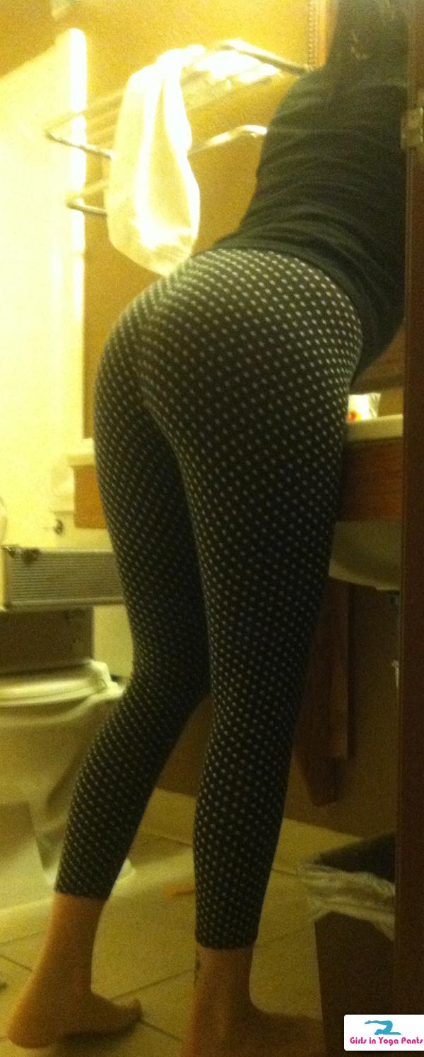 Creep shot of his wifes ass - GirlsInYogaPants.com