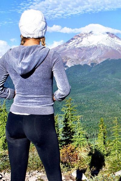 Sara Underwood In Yoga Pants (18 Photos, 2 Videos) - GirlsInYogaPants