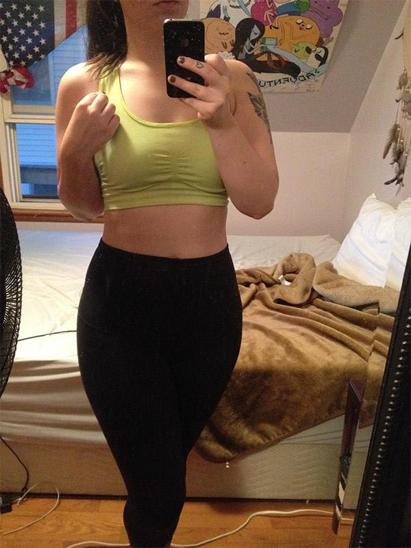 College girl pulling down her yoga pants (5 Photos) - Girls In Yoga Pants